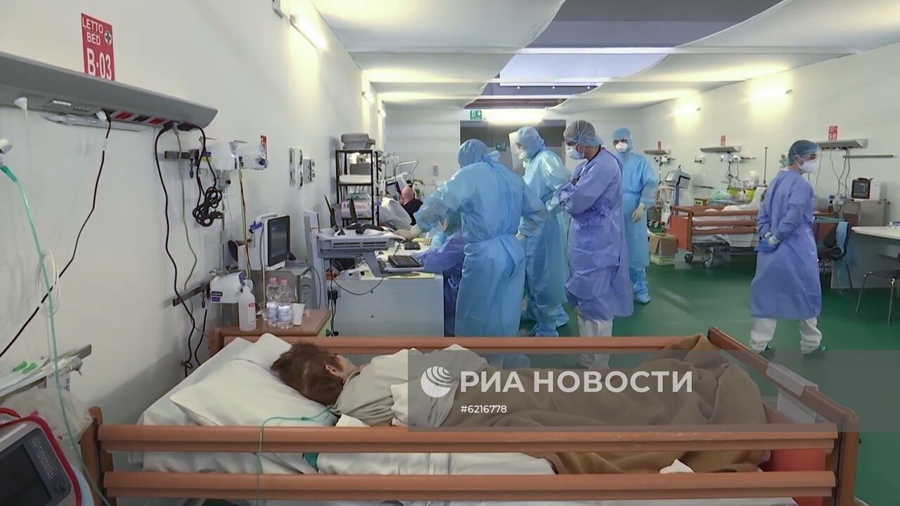 Работа российских военных врачей в полевом госпитале в Бергамо