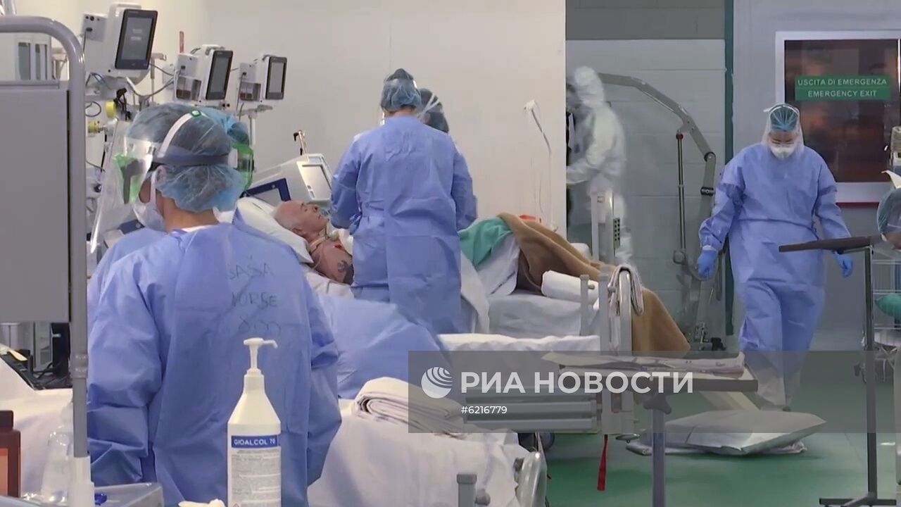 Работа российских военных врачей в полевом госпитале в Бергамо