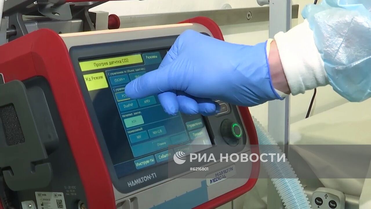 Работа российских военных врачей в полевом госпитале в Бергамо