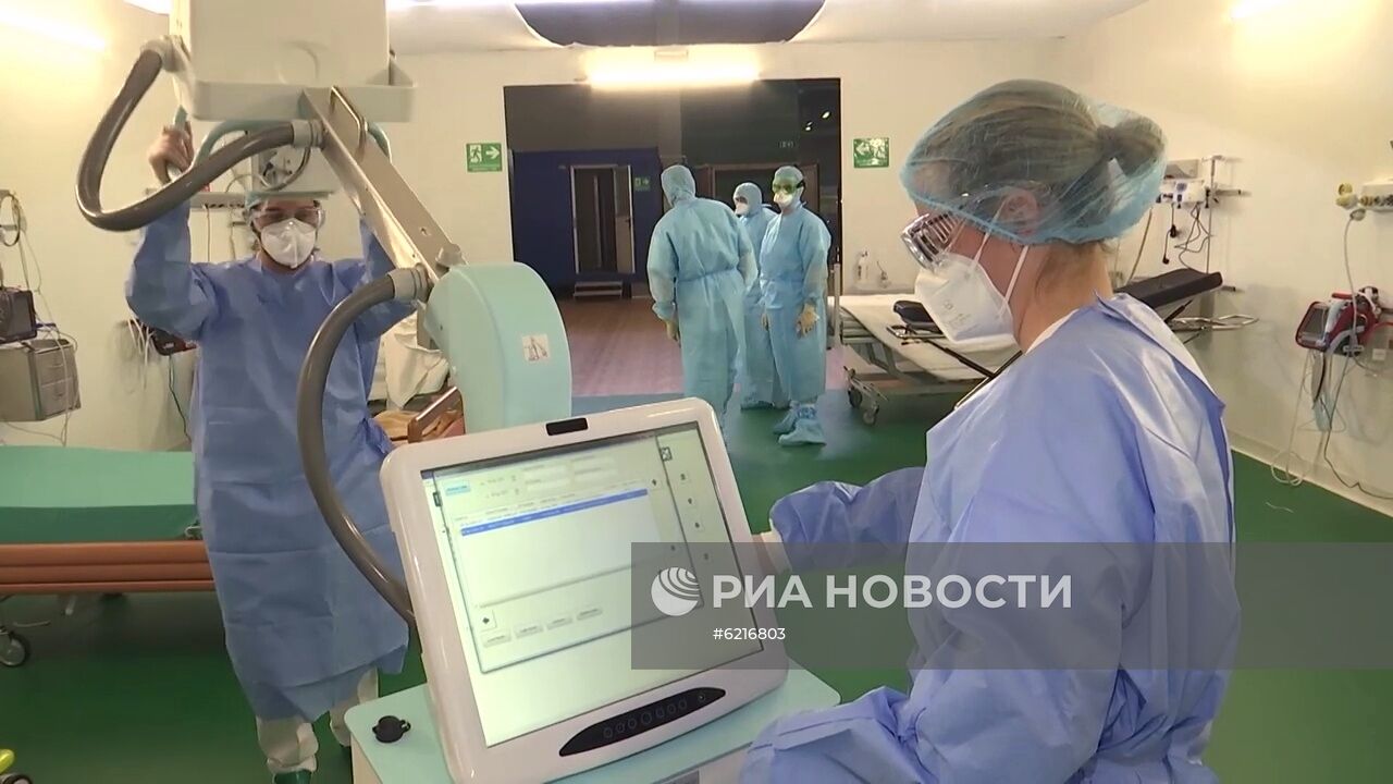 Работа российских военных врачей в полевом госпитале в Бергамо