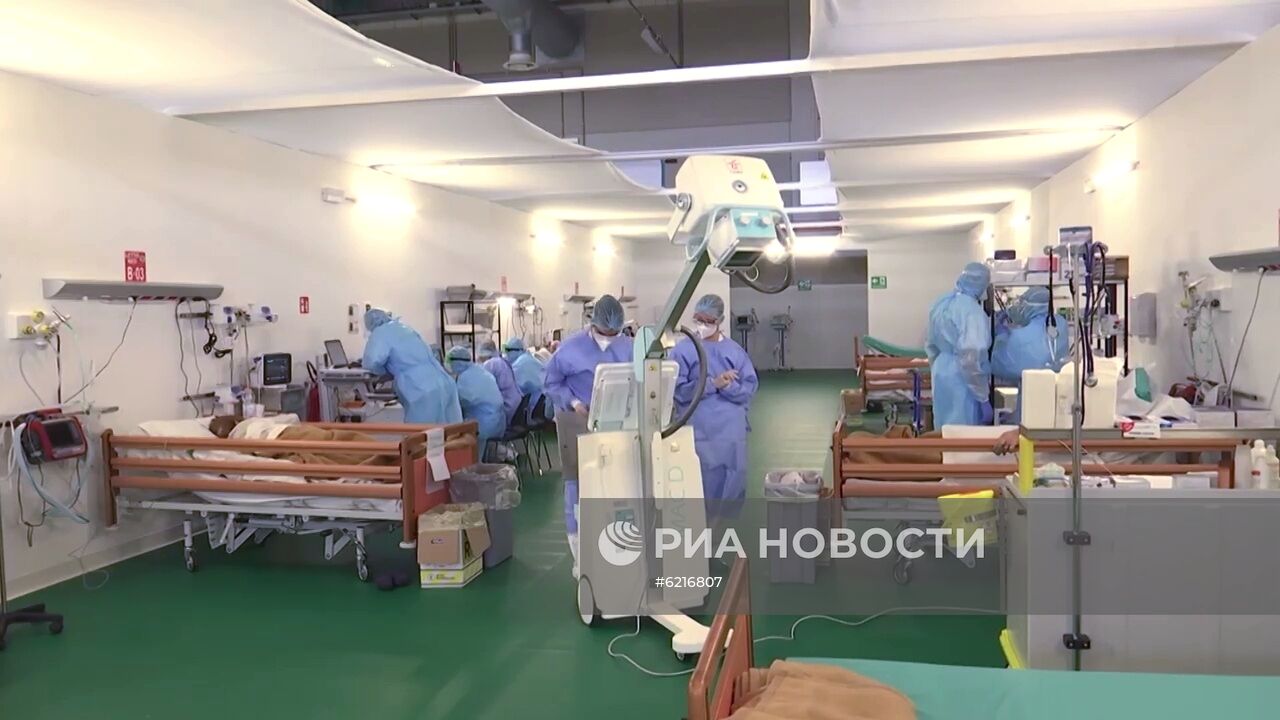 Работа российских военных врачей в полевом госпитале в Бергамо