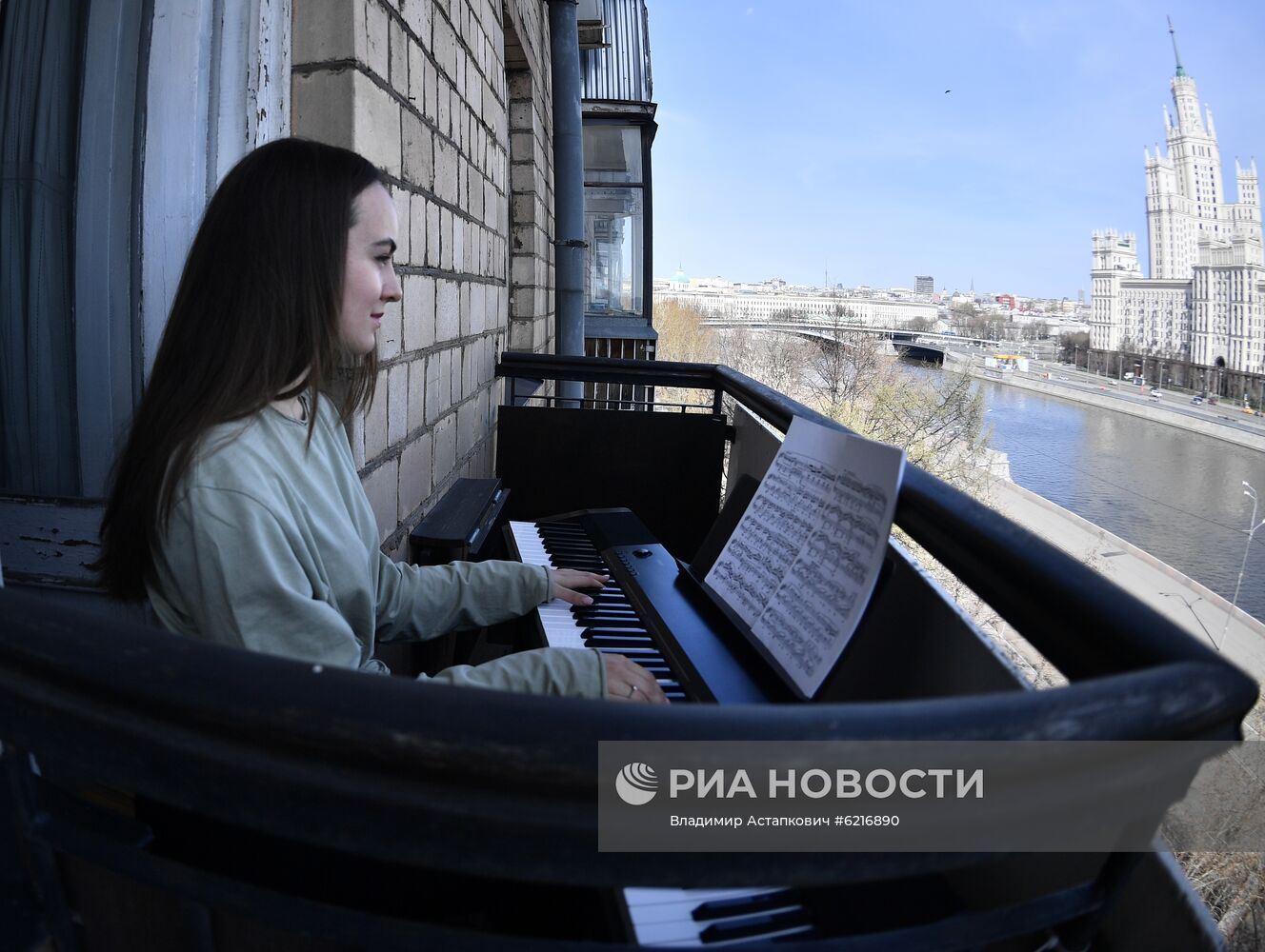 Концерт на балконе для жителей дома пианистки Бэлы Карташевой
