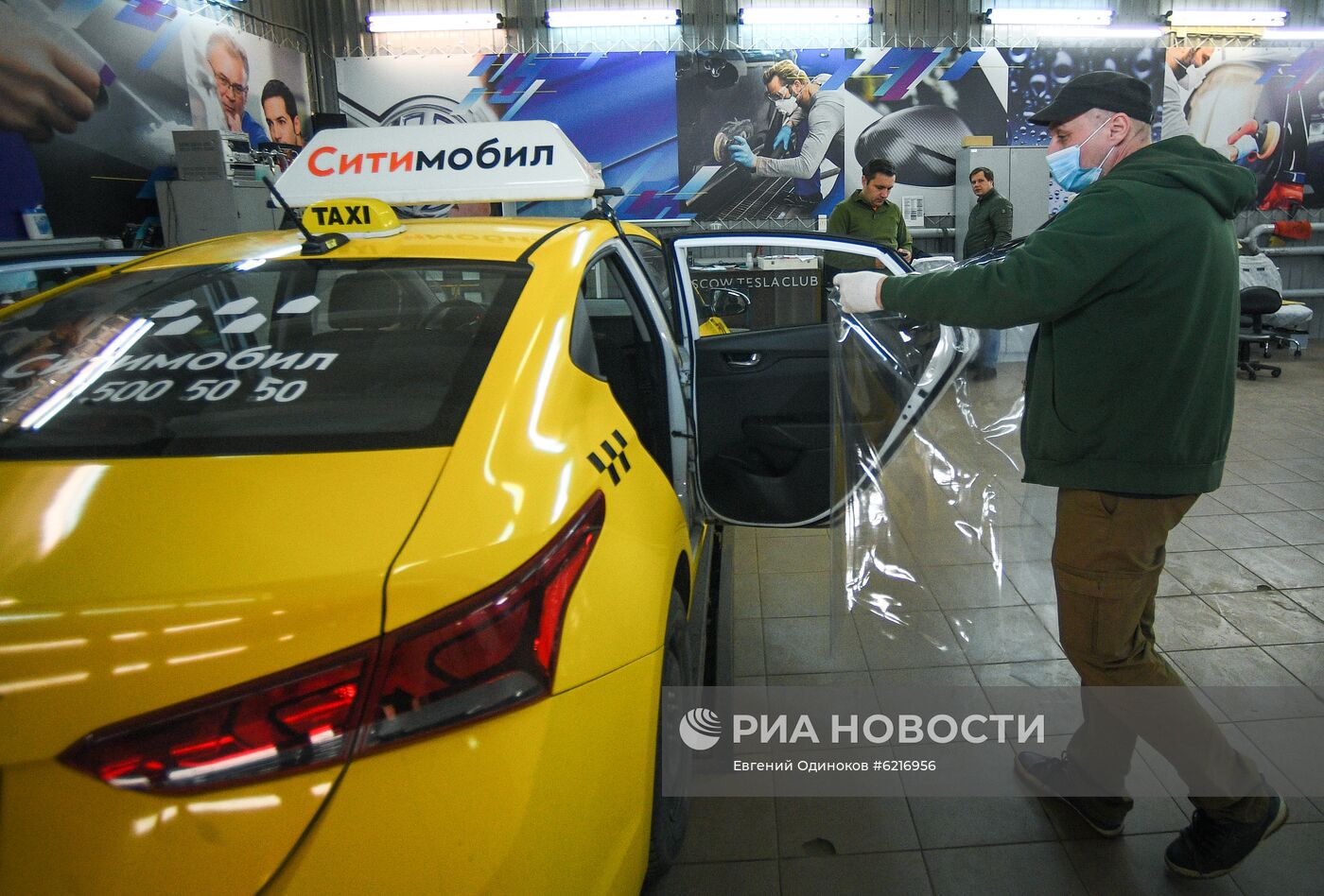 "Cитимобил" установил в машинах перегородки между водителем и пассажиром