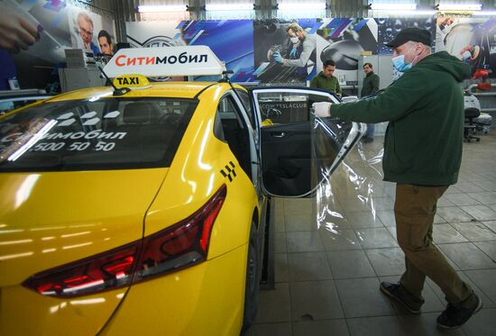 "Cитимобил" установил в машинах перегородки между водителем и пассажиром