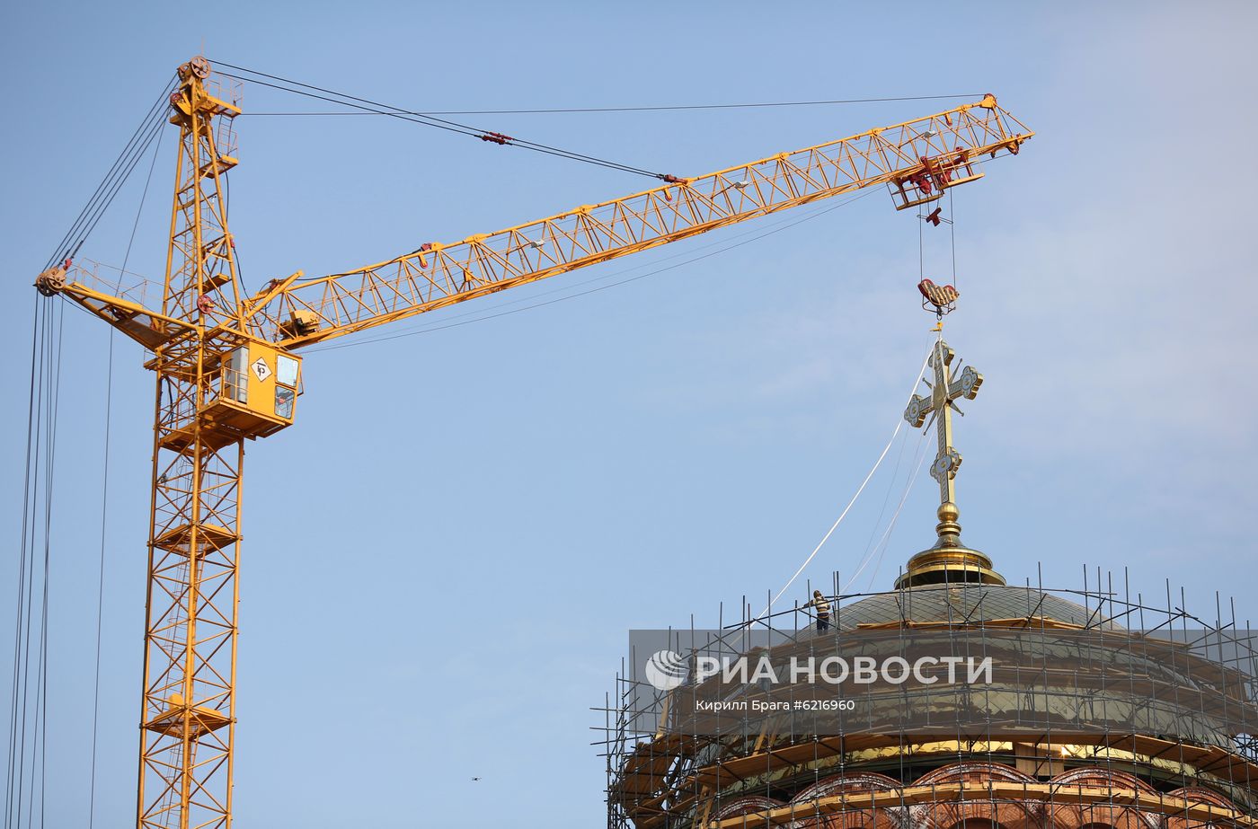 Водружение креста на храм Александра Невского в Волгограде