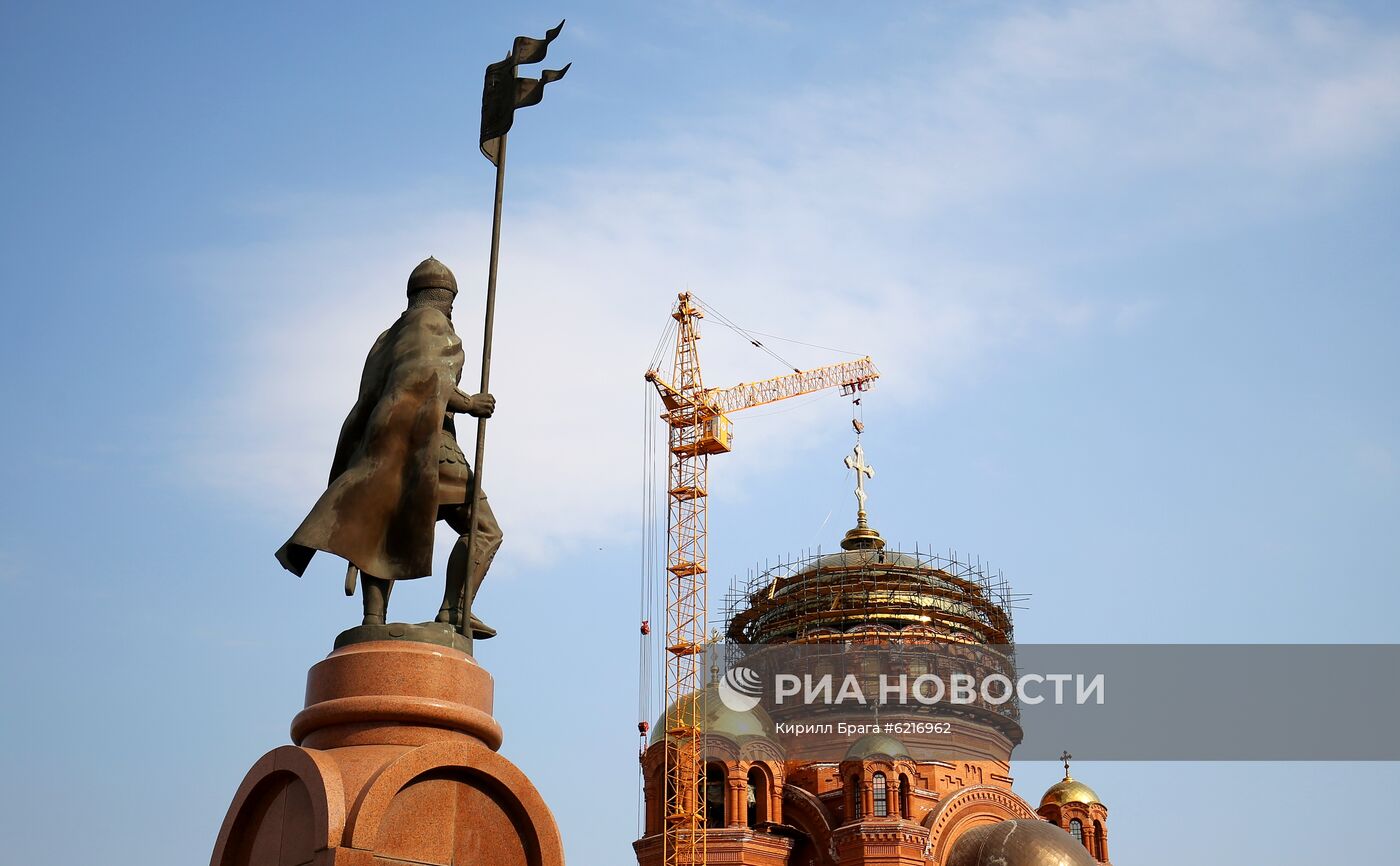 Водружение креста на храм Александра Невского в Волгограде