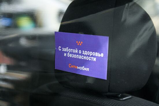"Cитимобил" установил в машинах перегородки между водителем и пассажиром