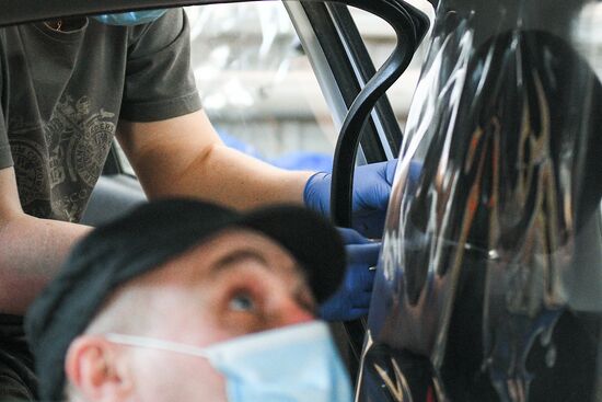 "Cитимобил" установил в машинах перегородки между водителем и пассажиром