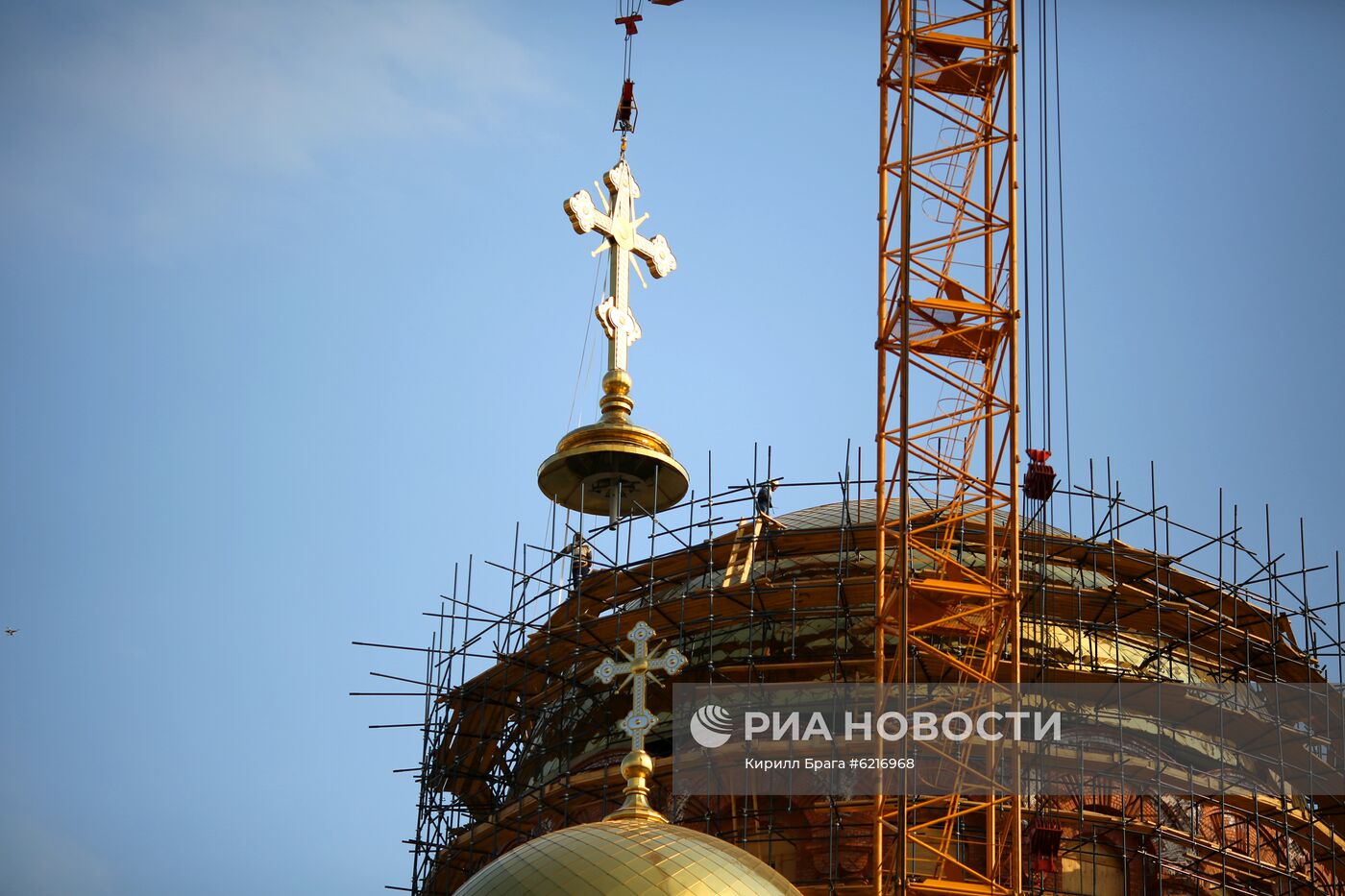 Водружение креста на храм Александра Невского в Волгограде
