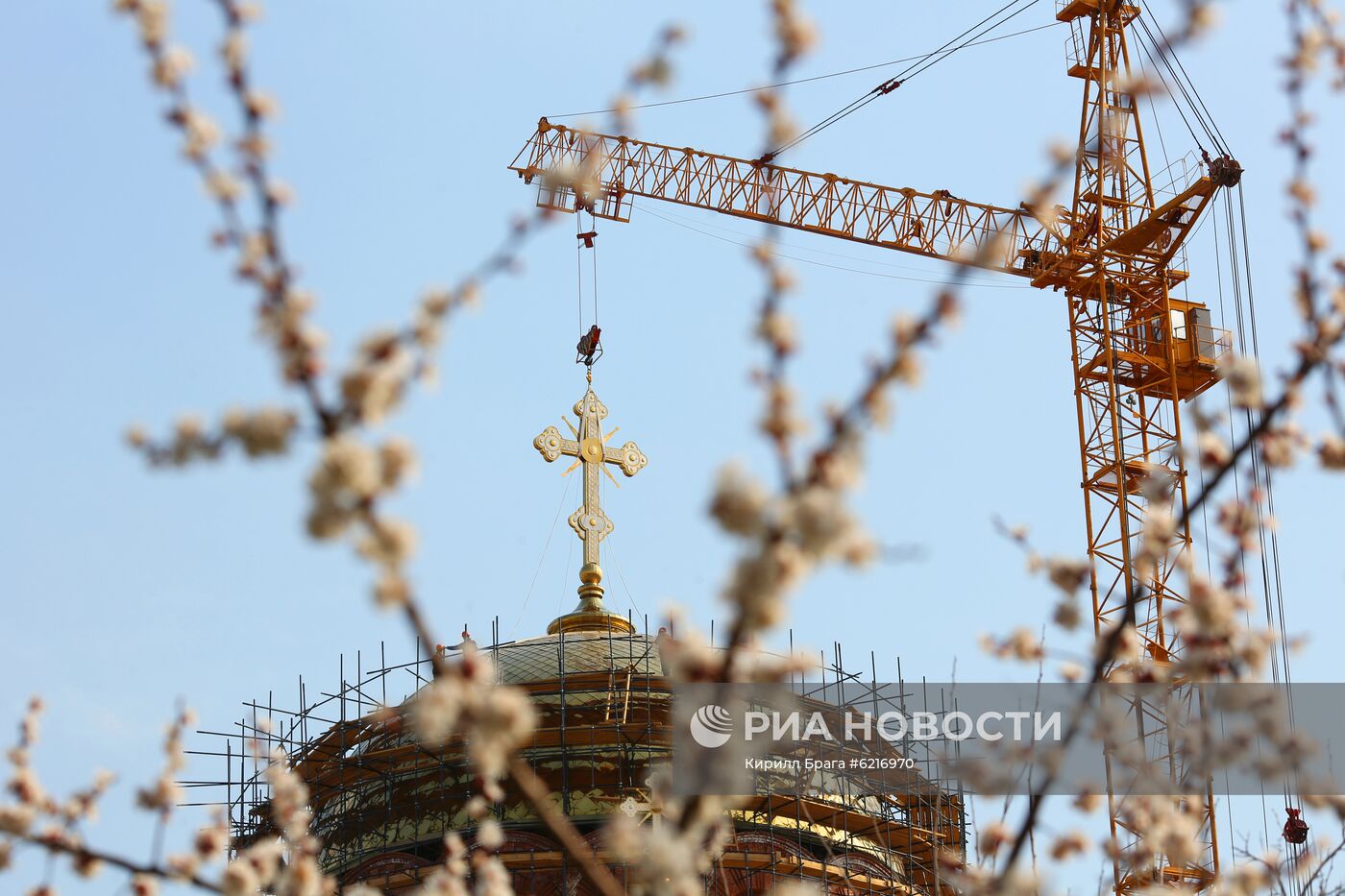 Водружение креста на храм Александра Невского в Волгограде