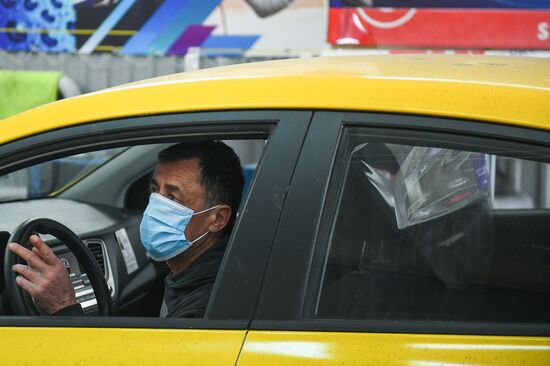 "Cитимобил" установил в машинах перегородки между водителем и пассажиром