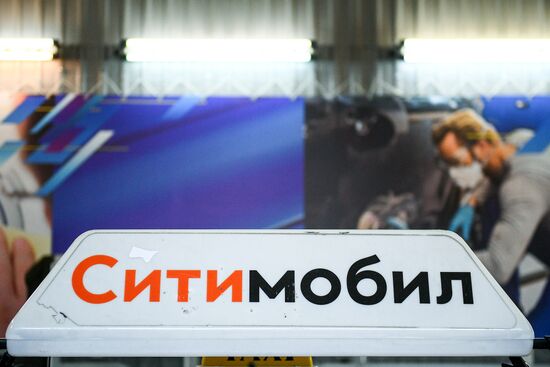 "Cитимобил" установил в машинах перегородки между водителем и пассажиром