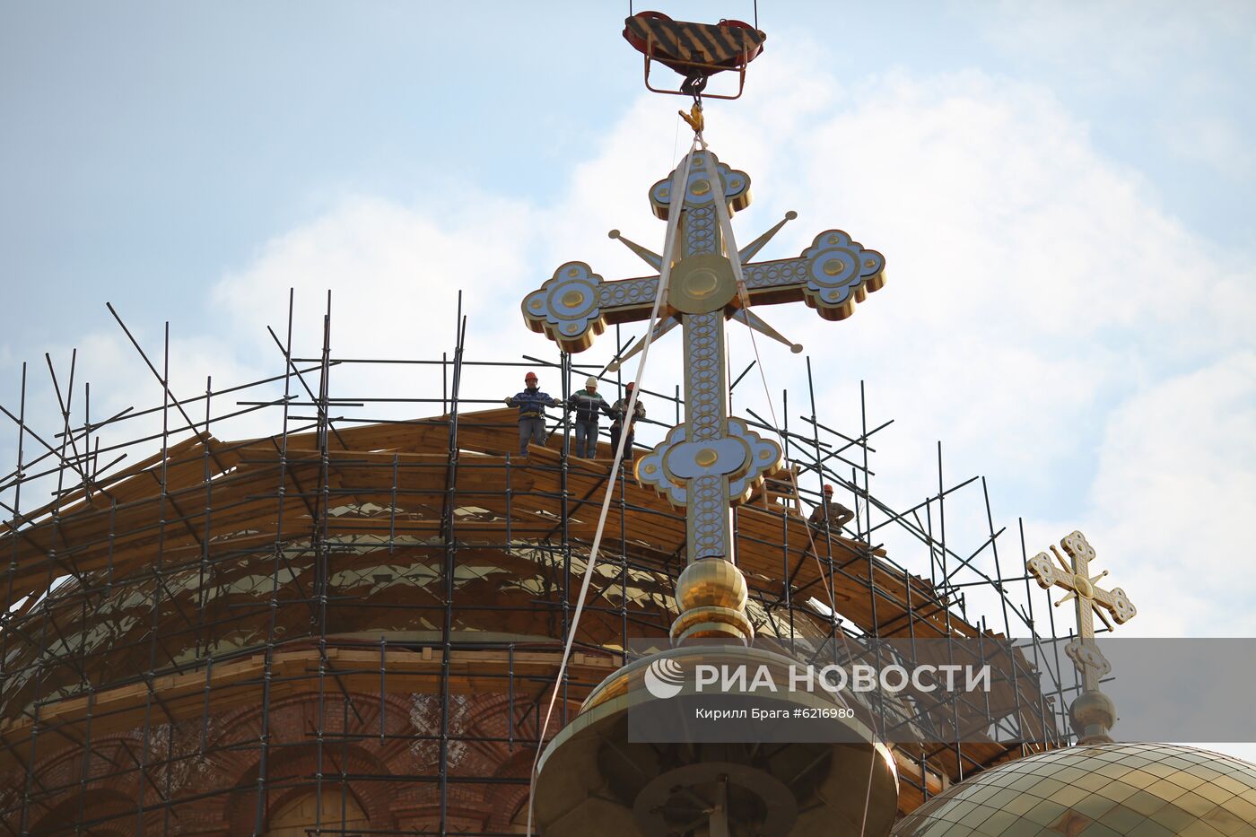 Водружение креста на храм Александра Невского в Волгограде