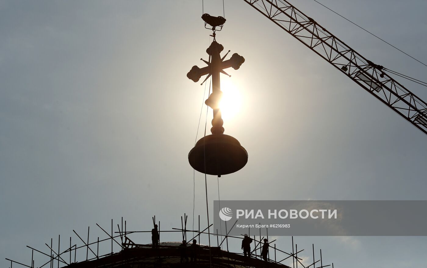 Водружение креста на храм Александра Невского в Волгограде