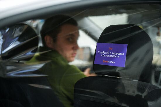 "Cитимобил" установил в машинах перегородки между водителем и пассажиром