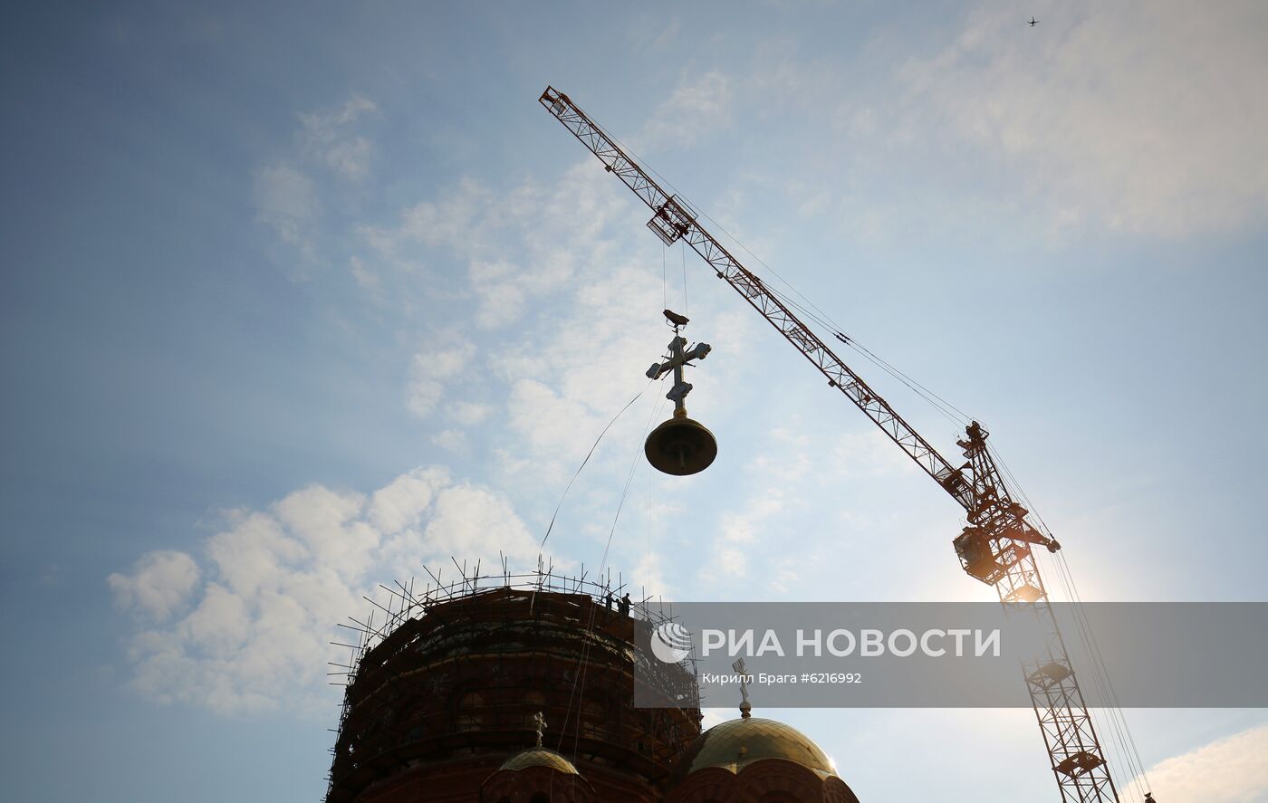 Водружение креста на храм Александра Невского в Волгограде