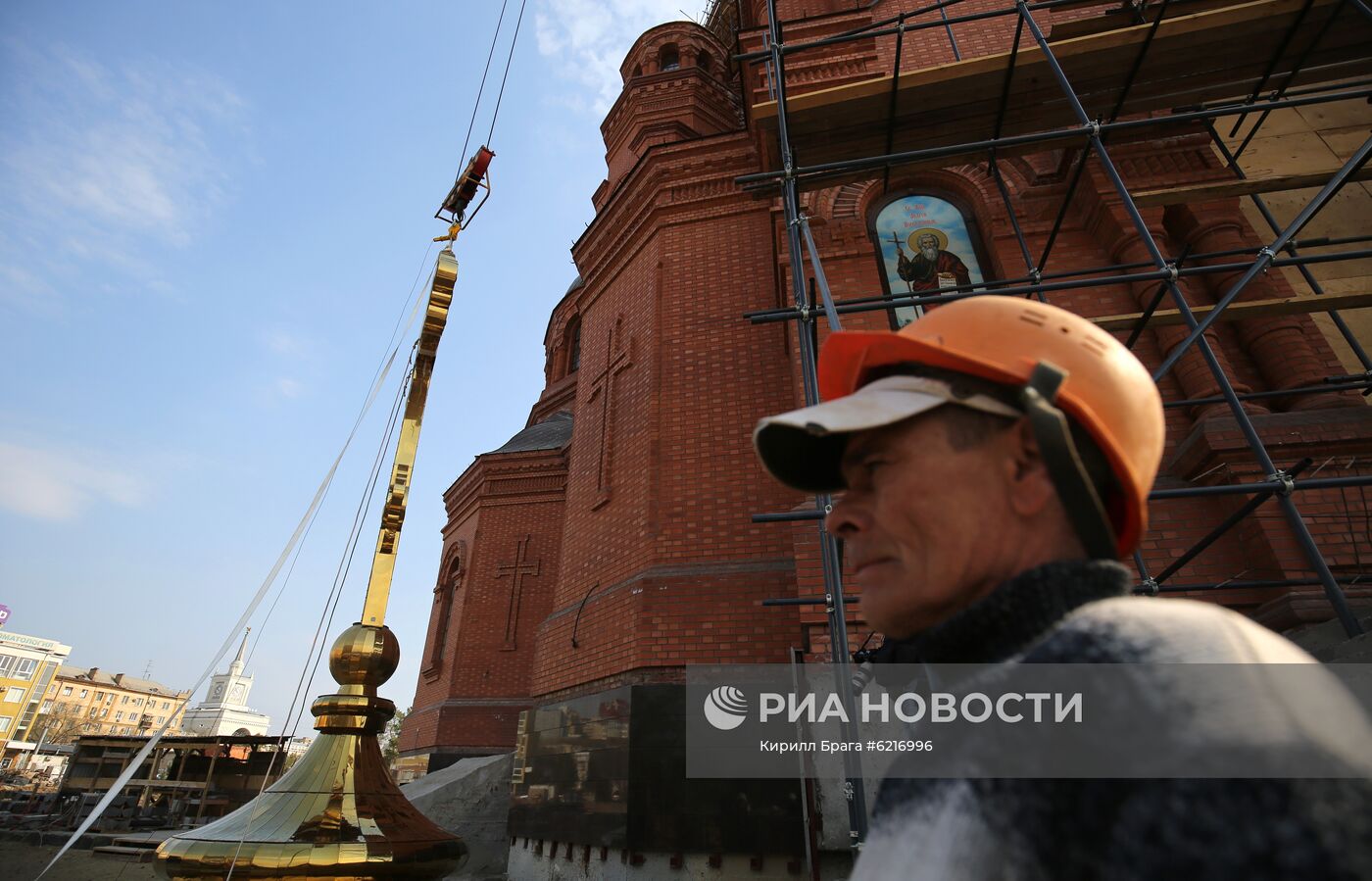 Водружение креста на храм Александра Невского в Волгограде