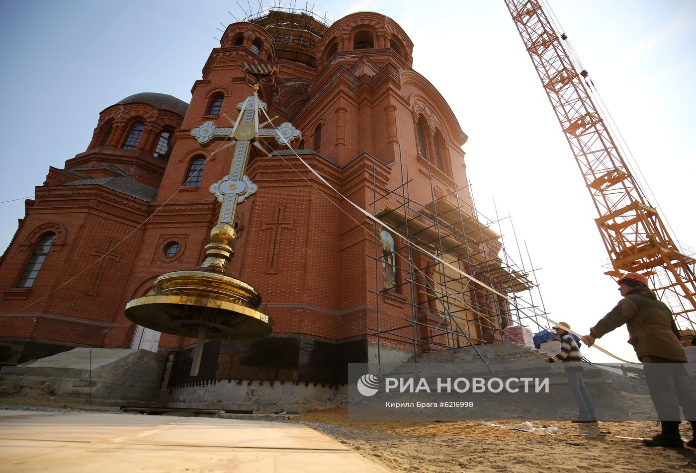 Водружение креста на храм Александра Невского в Волгограде