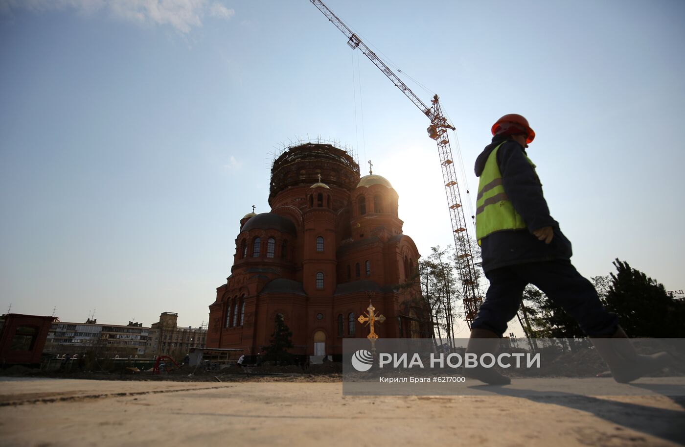 Водружение креста на храм Александра Невского в Волгограде