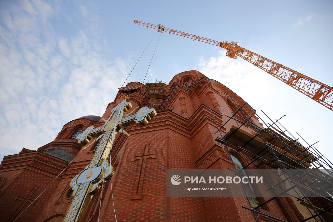 Водружение креста на храм Александра Невского в Волгограде