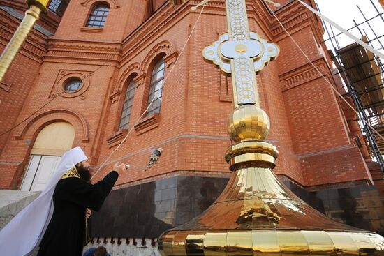 Водружение креста на храм Александра Невского в Волгограде