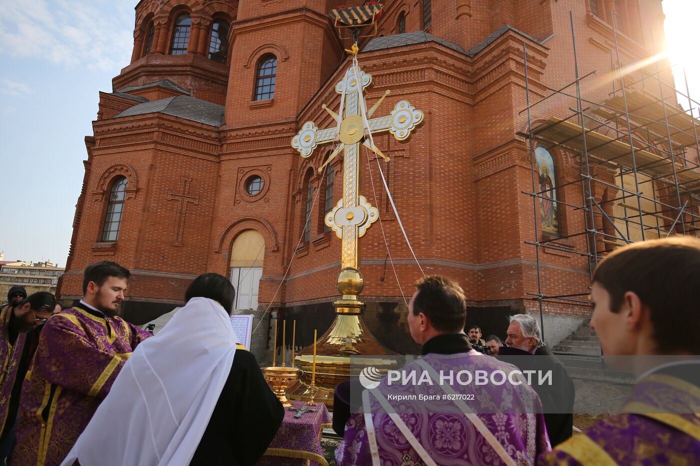 Водружение креста на храм Александра Невского в Волгограде