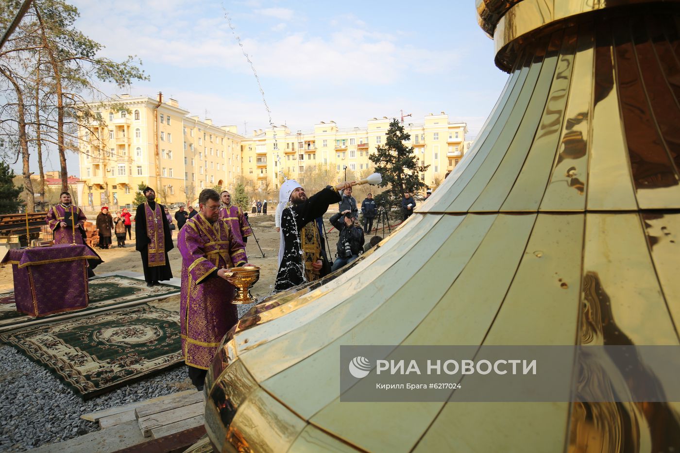 Водружение креста на храм Александра Невского в Волгограде