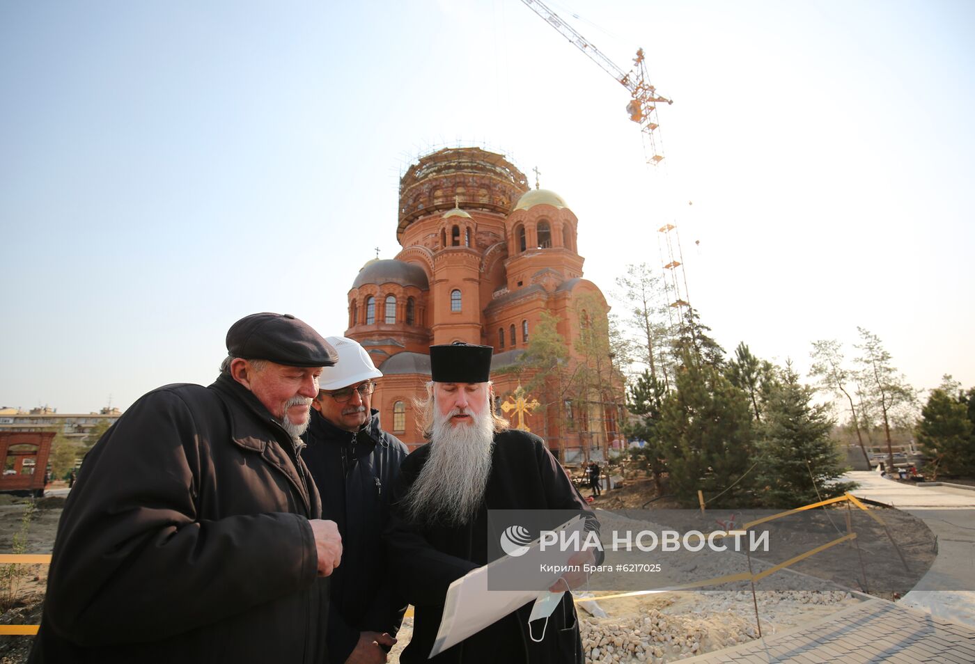 Водружение креста на храм Александра Невского в Волгограде