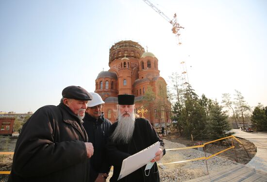 Водружение креста на храм Александра Невского в Волгограде