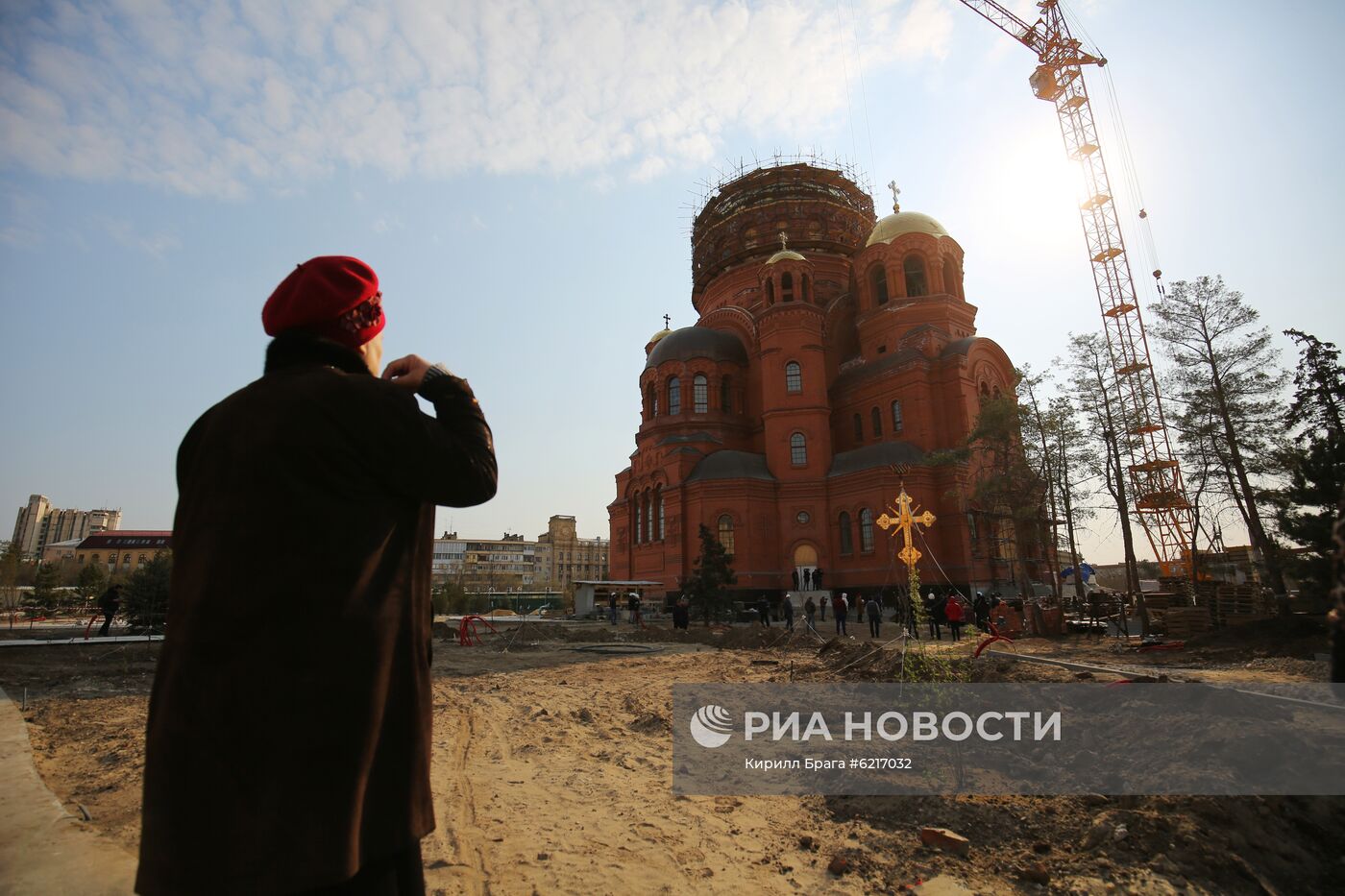 Водружение креста на храм Александра Невского в Волгограде