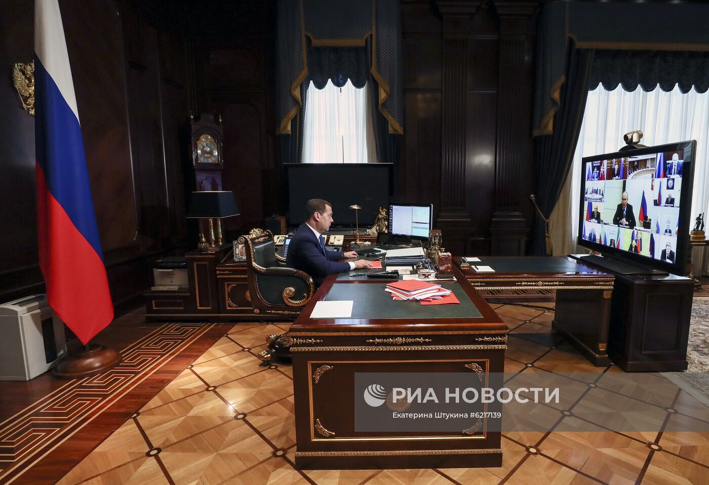 Заместитель председателя Совета безопасности РФ Д. Медведев принял участие в заседание комиссии ВТС