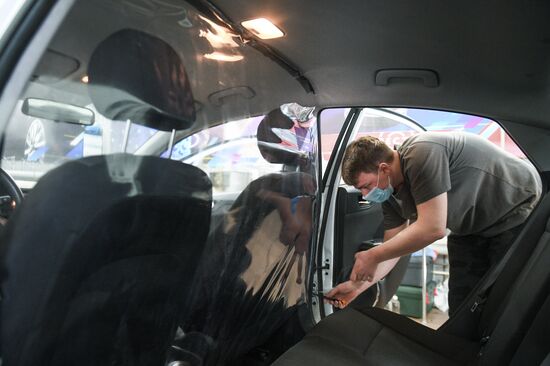 "Cитимобил" установил в машинах перегородки между водителем и пассажиром