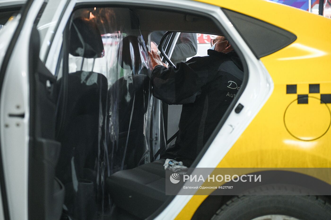 "Cитимобил" установил в машинах перегородки между водителем и пассажиром