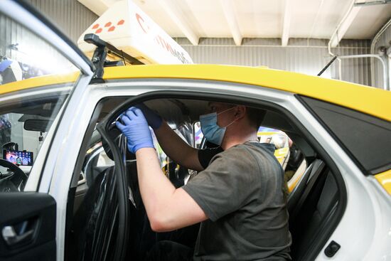 "Cитимобил" установил в машинах перегородки между водителем и пассажиром