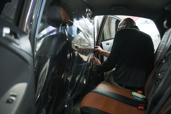 "Cитимобил" установил в машинах перегородки между водителем и пассажиром