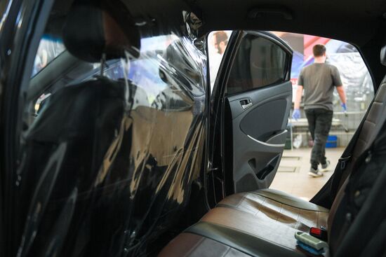 "Cитимобил" установил в машинах перегородки между водителем и пассажиром