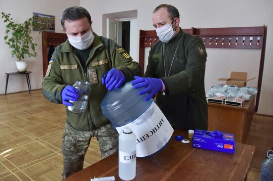 Капелланы на Украине начали производить антисептики для военных