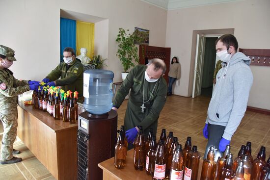 Капелланы на Украине начали производить антисептики для военных