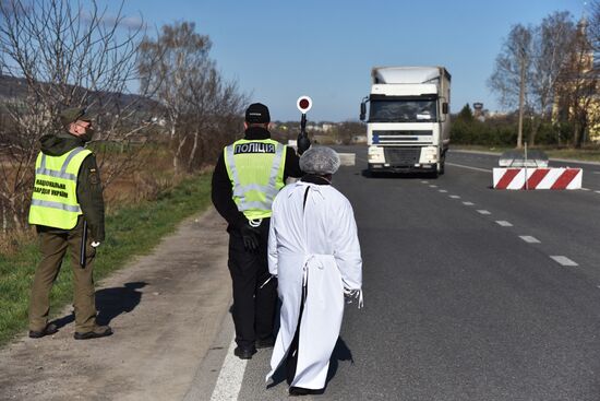 Блокпост во Львовской области, установленный в связи с коронавирусом