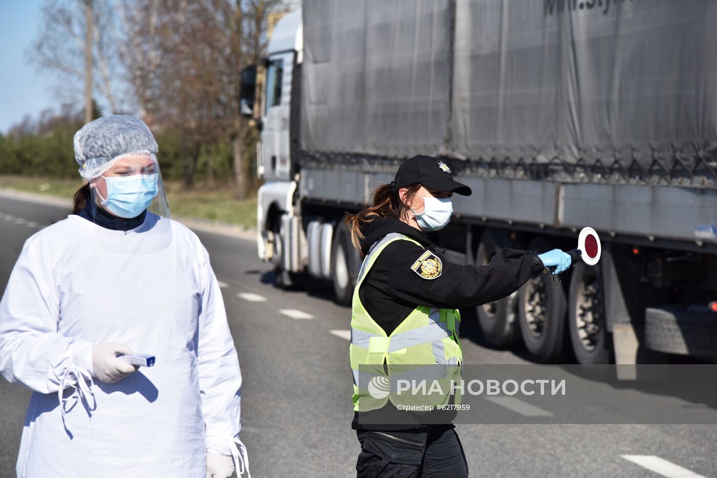 Блокпост во Львовской области, установленный в связи с коронавирусом