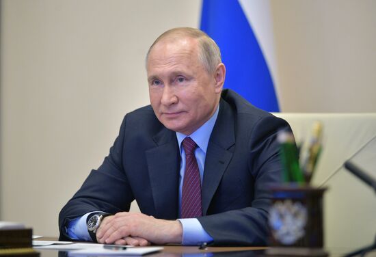 Президент РФ В. Путин провел сеанс связи с МКС