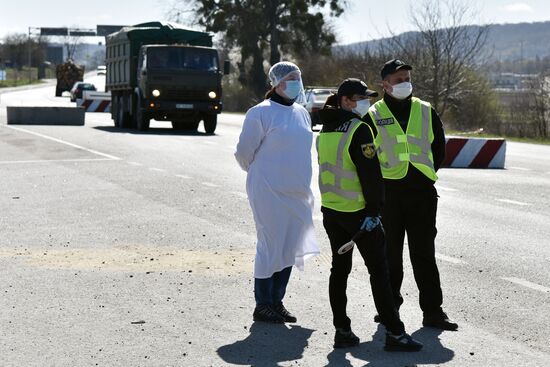 Блокпост во Львовской области, установленный в связи с коронавирусом