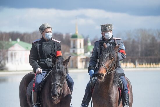 Патрулирование парка "Кусково" казаками во время самоизоляции