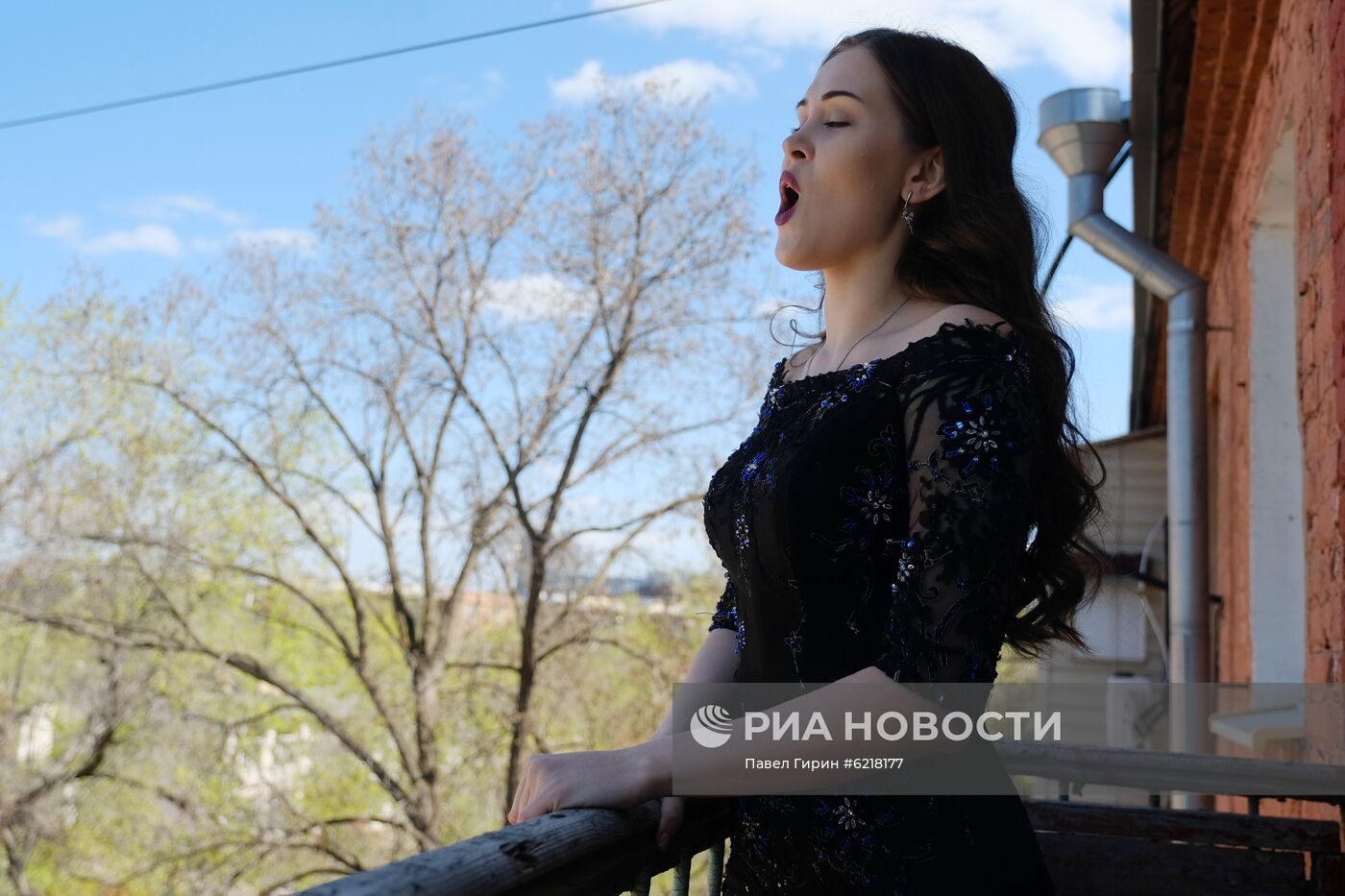 Концерт на балконе для жителей дома оперной певицы А. Каденковой
