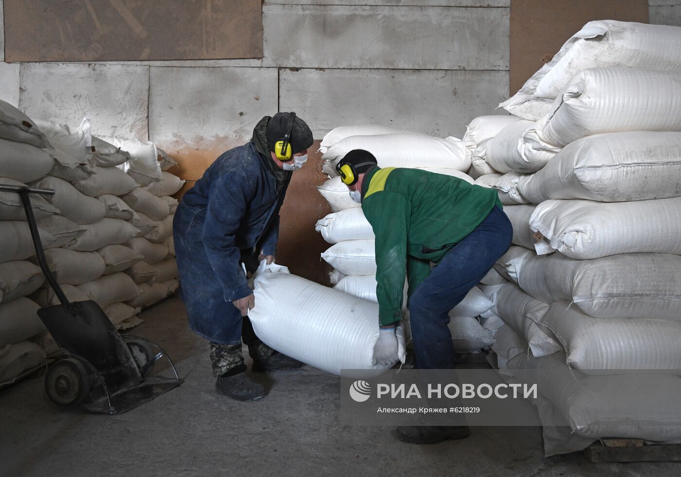 Производство муки на СПК "Заря" в Новосибирской области