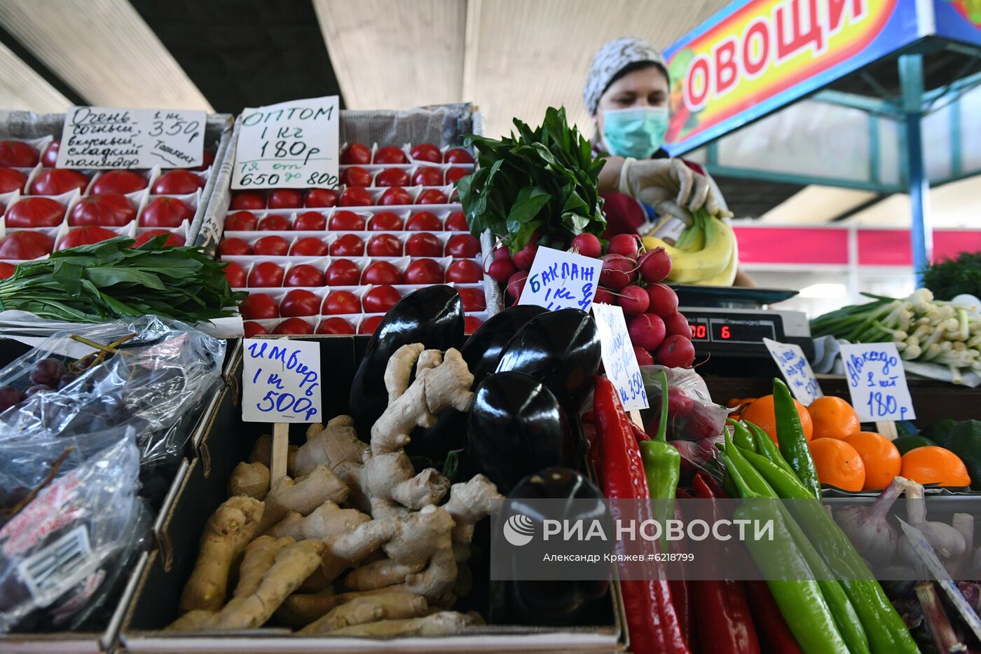 Торговля на Октябрьском рынке в Новосибирске