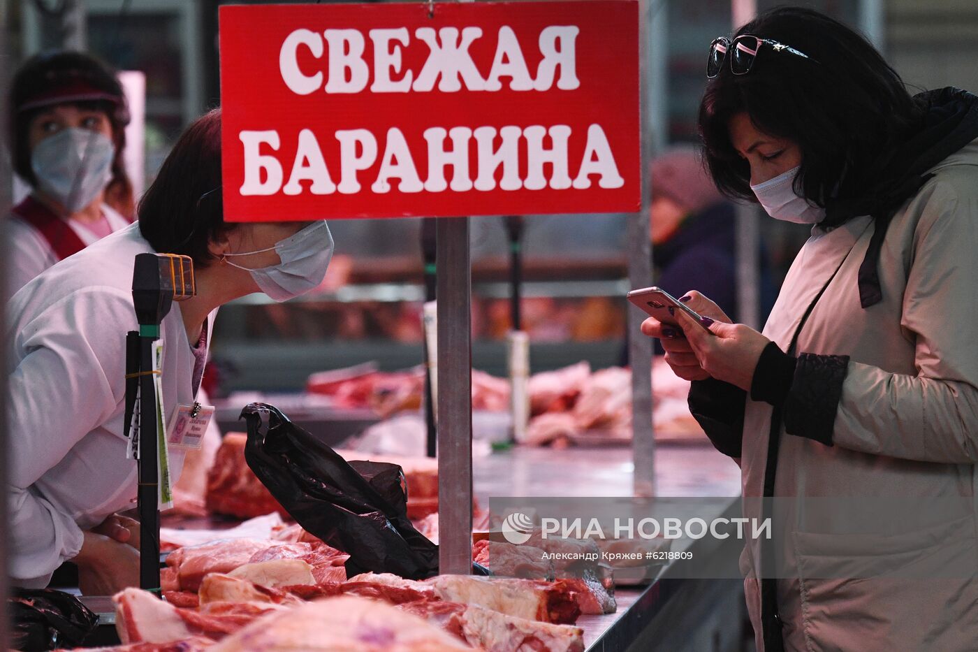 Торговля на Октябрьском рынке в Новосибирске