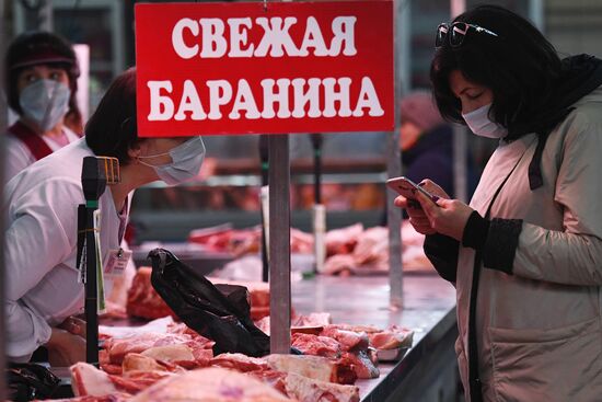 Торговля на Октябрьском рынке в Новосибирске