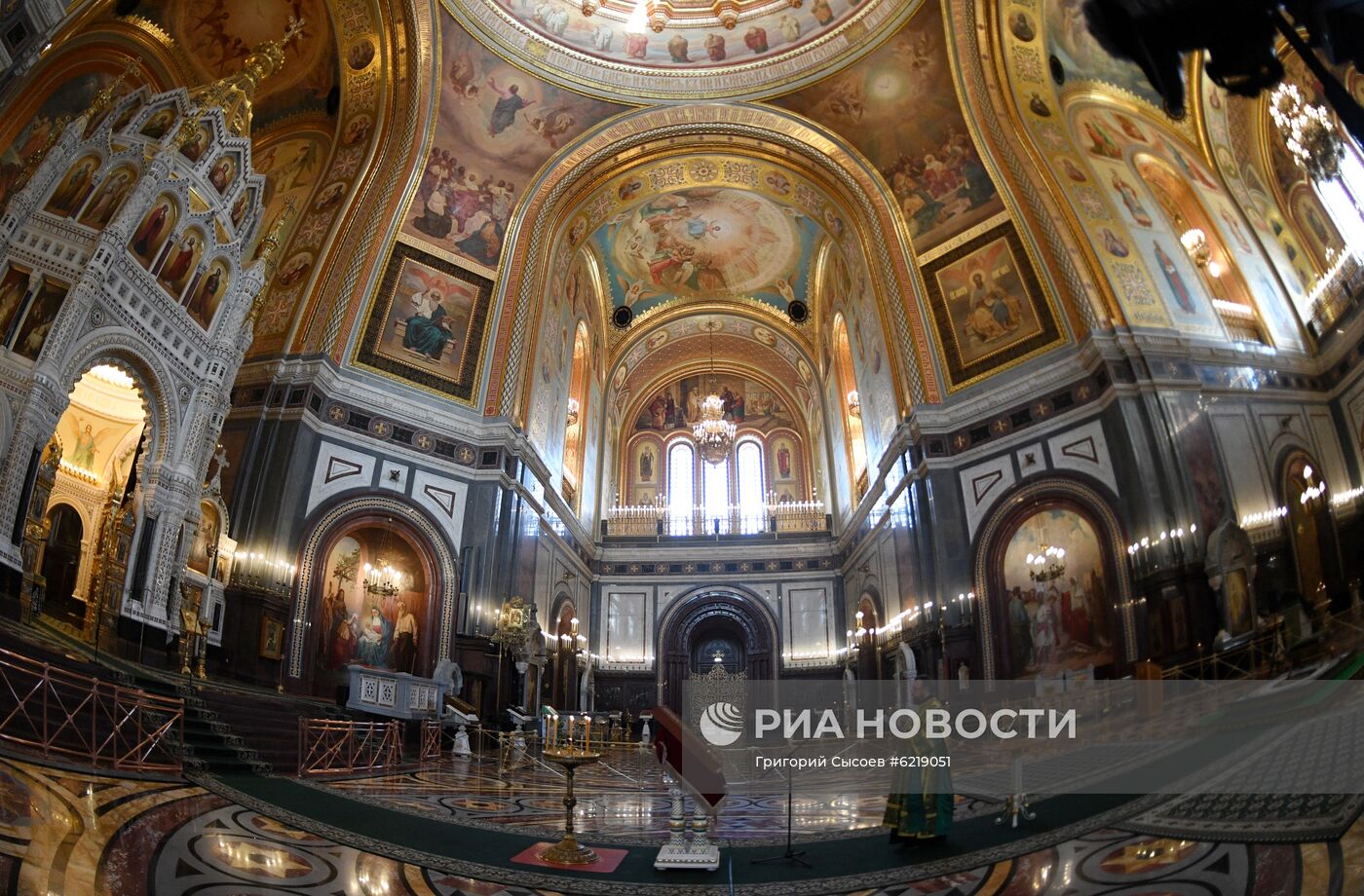 Божественная литургия в канун Вербного воскресенья в храме Христа Спасителя