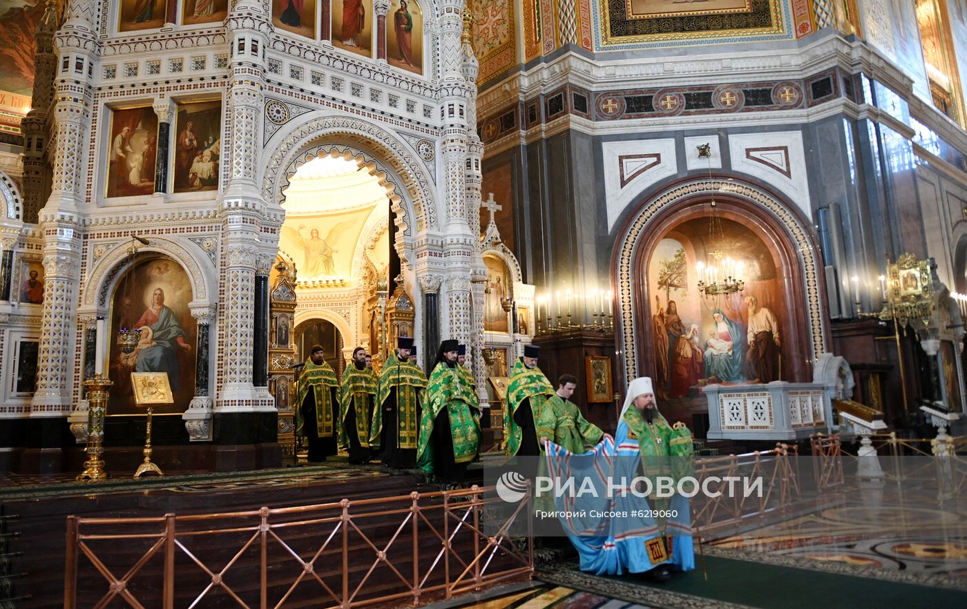 Божественная литургия в канун Вербного воскресенья в храме Христа Спасителя